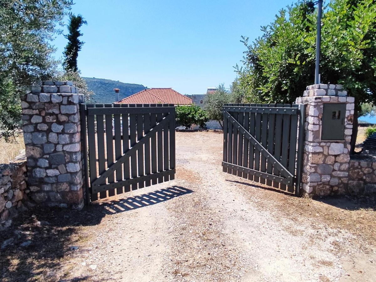 Athina'S Stone House In Kardamyliヴィラ エクステリア 写真