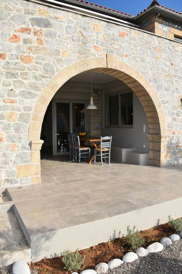 Athina'S Stone House In Kardamyliヴィラ エクステリア 写真