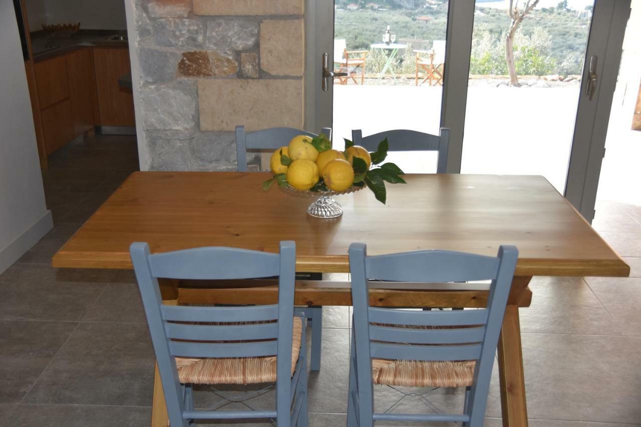 Athina'S Stone House In Kardamyliヴィラ エクステリア 写真